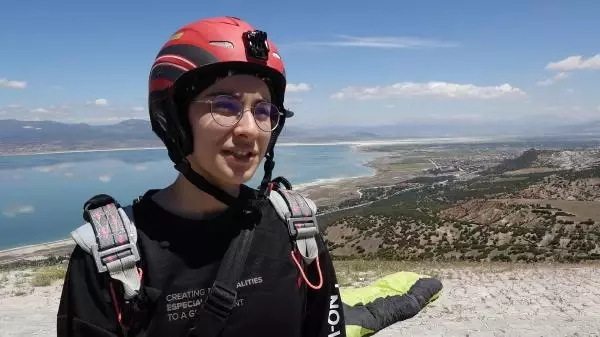 PARAŞÜTÇÜLERDEN TÜRK BAYRAKLI '19 MAYIS' ATLAYIŞI