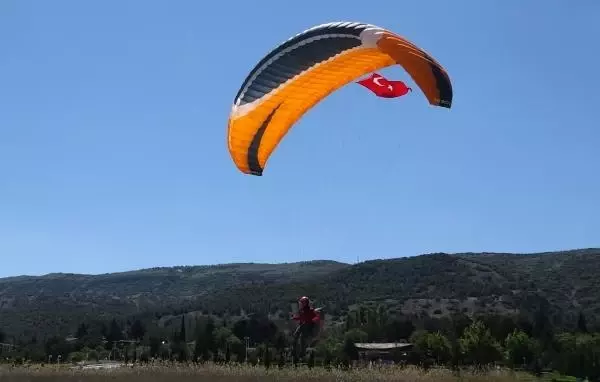 PARAŞÜTÇÜLERDEN TÜRK BAYRAKLI '19 MAYIS' ATLAYIŞI