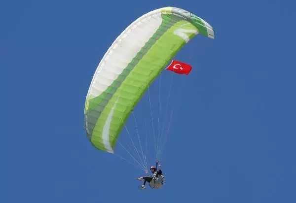 PARAŞÜTÇÜLERDEN TÜRK BAYRAKLI '19 MAYIS' ATLAYIŞI