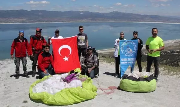 PARAŞÜTÇÜLERDEN TÜRK BAYRAKLI '19 MAYIS' ATLAYIŞI