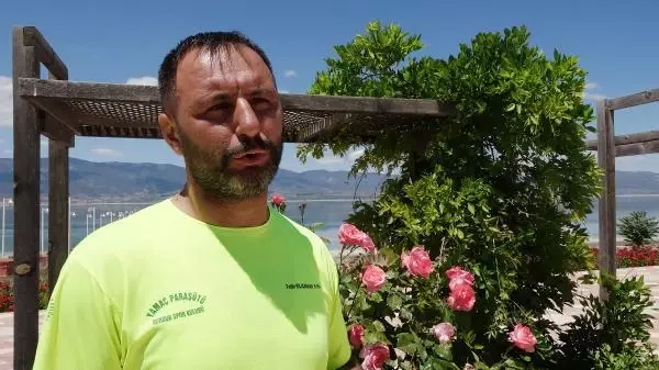 PARAŞÜTÇÜLERDEN TÜRK BAYRAKLI '19 MAYIS' ATLAYIŞI
