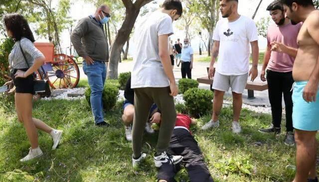 Plaj kabininde üzerini değiştiren genç kızları çeken sapık, çevredekiler tarafından derdest edildi Plaj kabininde üzerini değiştiren genç kızları çeken sapık, çevredekiler tarafından derdest edildi