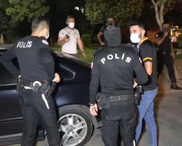 POLİSTEN KISITLAMAYI İHLAL EDEN ALKOLLÜ SÜRÜCÜYE KOKOREÇ PAHALIYA MAL OLDU POLİSTEN KISITLAMAYI İHLAL EDEN ALKOLLÜ SÜRÜCÜYE KOKOREÇ PAHALIYA MAL OLDU
