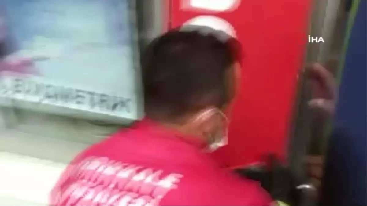 Reklam tabelasının içinden çıkamayan yavru kedi kurtarıldı