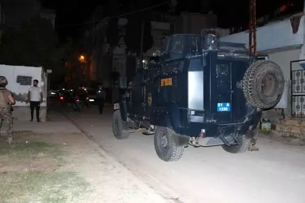 Silahlı kavgada sokakta oynayan 5 yaşındaki çocuk göğsünden vuruldu Silahlı kavgada sokakta oynayan 5 yaşındaki çocuk göğsünden vuruldu