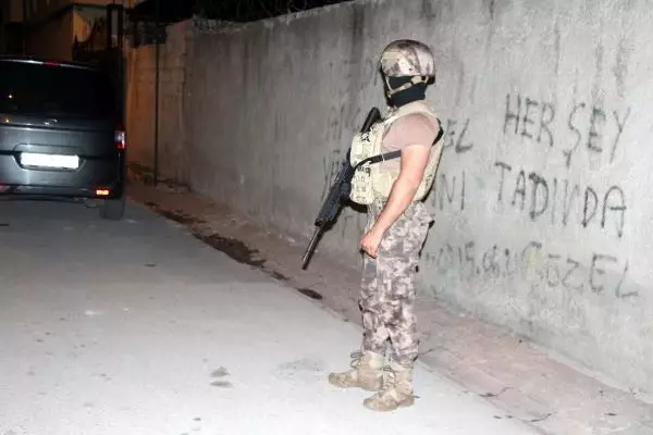 Silahlı kavgada sokakta oynayan 5 yaşındaki çocuk göğsünden vuruldu Silahlı kavgada sokakta oynayan 5 yaşındaki çocuk göğsünden vuruldu