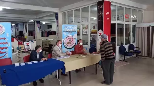 Şuhut'ta 300'e yakın yetim ve ihtiyaç sahibi çocuğun yüzü güldü Şuhut'ta 300'e yakın yetim ve ihtiyaç sahibi çocuğun yüzü güldü