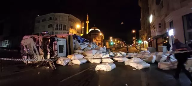 Sürücüsünün direksiyon hakimiyetini kaybettiği kamyon tramvay yoluna devrildi Sürücüsünün direksiyon hakimiyetini kaybettiği kamyon tramvay yoluna devrildi