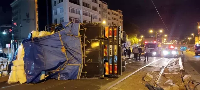 Sürücüsünün direksiyon hakimiyetini kaybettiği kamyon tramvay yoluna devrildi Sürücüsünün direksiyon hakimiyetini kaybettiği kamyon tramvay yoluna devrildi