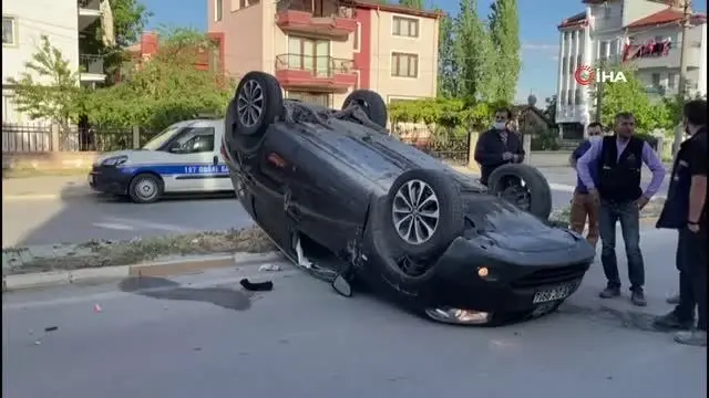 Takla atan otomobilden yara almadan çıktı Takla atan otomobilden yara almadan çıktı