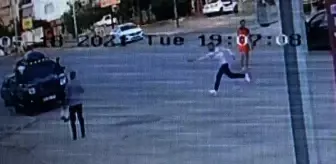 Antalya: Tartıştığı kardeşini tabanca ile ayağından vurdu. o anlar güvenlik kamerasına yansıdı Antalya: Tartıştığı kardeşini tabanca ile ayağından vurdu. o anlar güvenlik kamerasına yansıdı