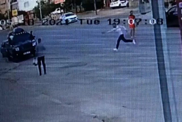Tartıştığı kardeşini tabanca ile ayağından vurdu. o anlar güvenlik kamerasına yansıdı Tartıştığı kardeşini tabanca ile ayağından vurdu. o anlar güvenlik kamerasına yansıdı