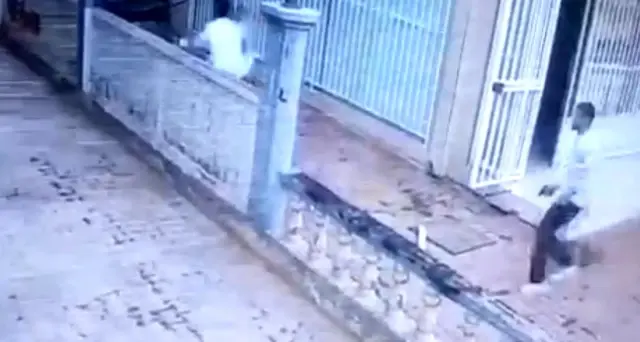 Tartıştığı kardeşini tabanca ile ayağından vurdu. o anlar güvenlik kamerasına yansıdı Tartıştığı kardeşini tabanca ile ayağından vurdu. o anlar güvenlik kamerasına yansıdı