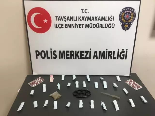 Tavşanlı'da üzerlerinde uyuşturucu bulunan 2 şüpheli yakalandı Tavşanlı'da üzerlerinde uyuşturucu bulunan 2 şüpheli yakalandı