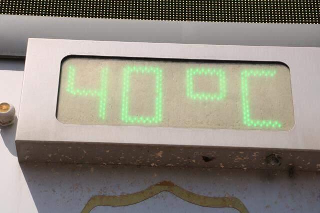 Termometreler 40 dereceyi gördü...Sıcak hava bunalttı, vatandaşlar gölgelik alanlara akın etti Termometreler 40 dereceyi gördü...Sıcak hava bunalttı, vatandaşlar gölgelik alanlara akın etti