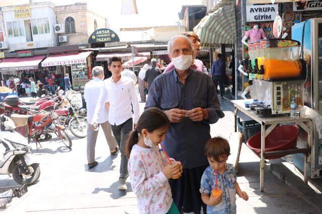 Termometreler 40 dereceyi gördü...Sıcak hava bunalttı, vatandaşlar gölgelik alanlara akın etti Termometreler 40 dereceyi gördü...Sıcak hava bunalttı, vatandaşlar gölgelik alanlara akın etti
