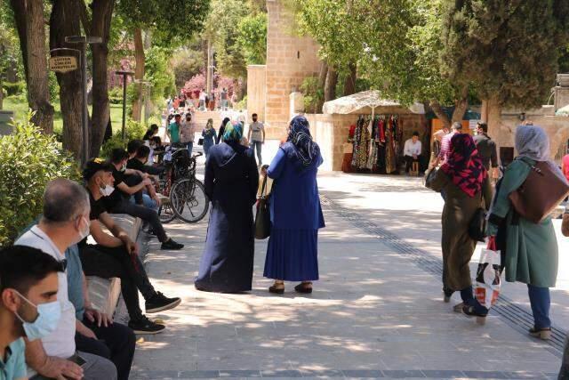 Termometreler 40 dereceyi gördü...Sıcak hava bunalttı, vatandaşlar gölgelik alanlara akın etti Termometreler 40 dereceyi gördü...Sıcak hava bunalttı, vatandaşlar gölgelik alanlara akın etti