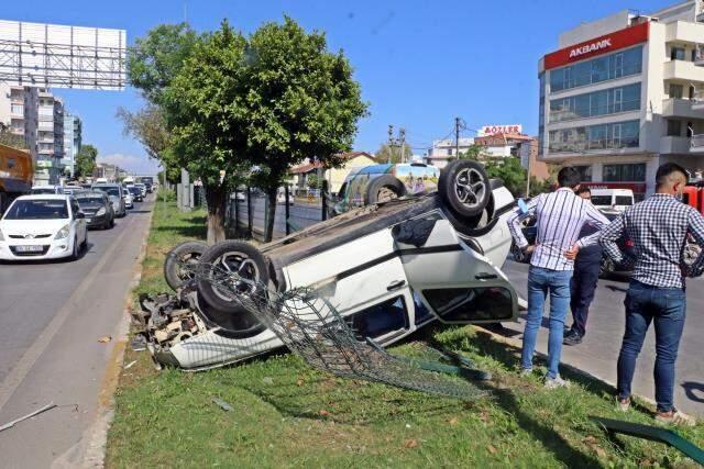 Ters dönen aracın içinde sıkışsa da cep telefonunu bir an olsun elinden bırakmadı Ters dönen aracın içinde sıkışsa da cep telefonunu bir an olsun elinden bırakmadı