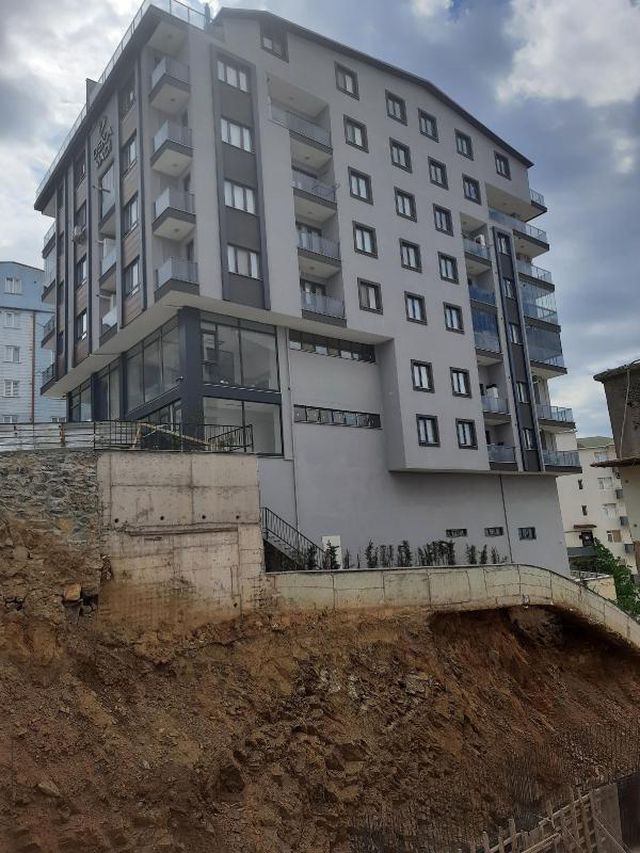 toprak kaymasi nedeniyle tahliye edilen apart 4 14139651 o