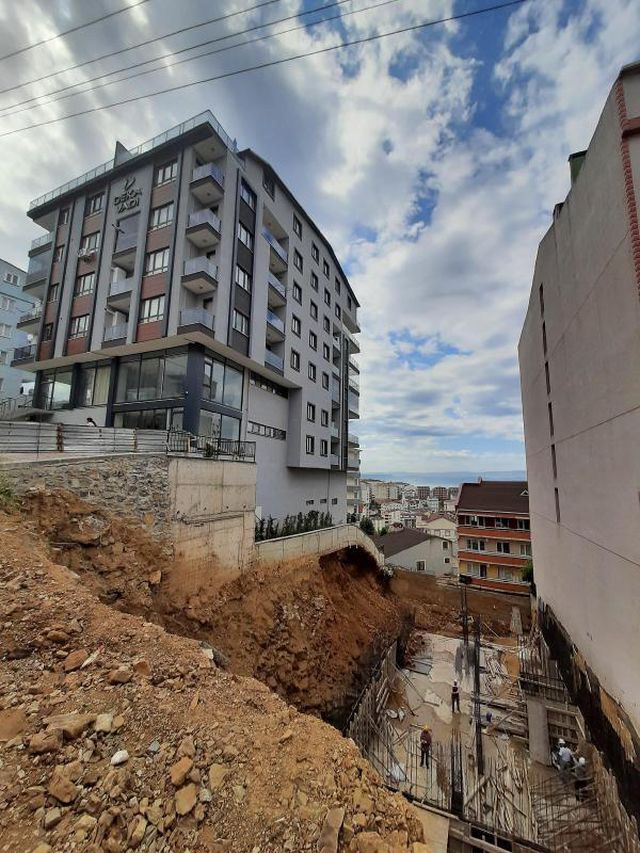 toprak kaymasi nedeniyle tahliye edilen apart 5 14139651 o