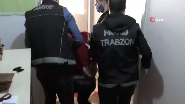 Trabzon'da polisten uyuşturucu operasyonu Trabzon'da polisten uyuşturucu operasyonu
