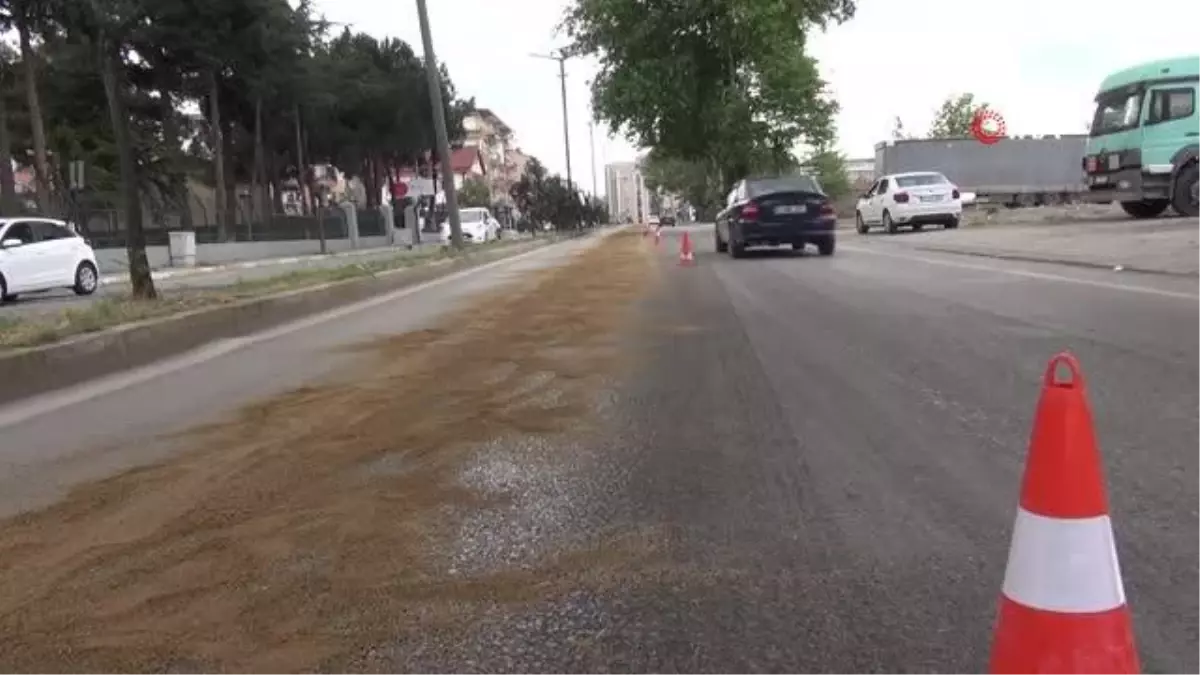 Yola dökülen hidrolik yağ sürücülere zor anlar yaşattı