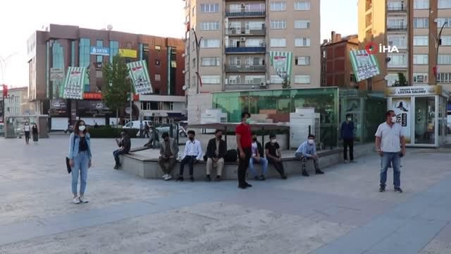 19.19'da Kırşehir'de hayat durdu, gençler Cacabey Meydanı'nda İstiklal Marşı okudu