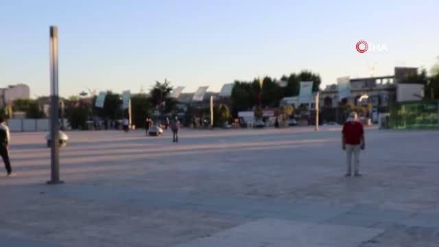 19.19'da Kırşehir'de hayat durdu, gençler Cacabey Meydanı'nda İstiklal Marşı okudu
