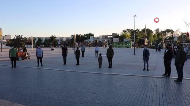 19.19'da Kırşehir'de hayat durdu, gençler Cacabey Meydanı'nda İstiklal Marşı okudu