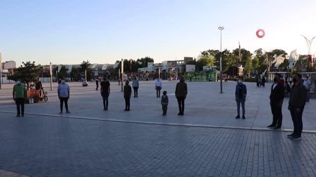 19.19'da Kırşehir'de hayat durdu, gençler Cacabey Meydanı'nda İstiklal Marşı okudu
