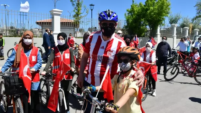 19 Mayıs Atatürk'ü Anma, Gençlik ve Spor Bayramı kutlanıyor 19 Mayıs Atatürk'ü Anma, Gençlik ve Spor Bayramı kutlanıyor