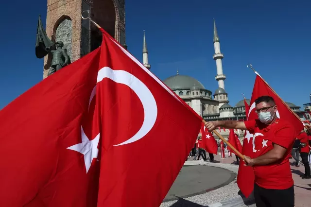 Taksim Meydanı'nda 19 Mayıs töreni