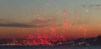 19 Mayıs İstanbul Boğazı'nda ışık gösterileriyle kutlandı