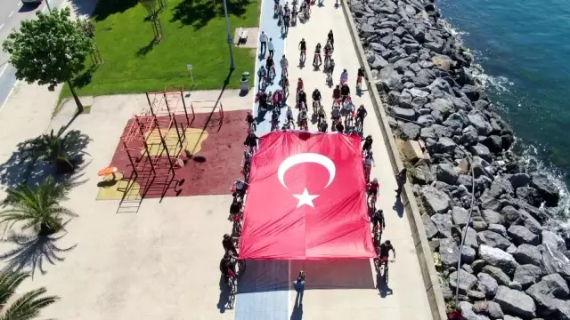 19 Mayıs'ta dev Türk bayraklı bisiklet korteji havadan görüntülendi