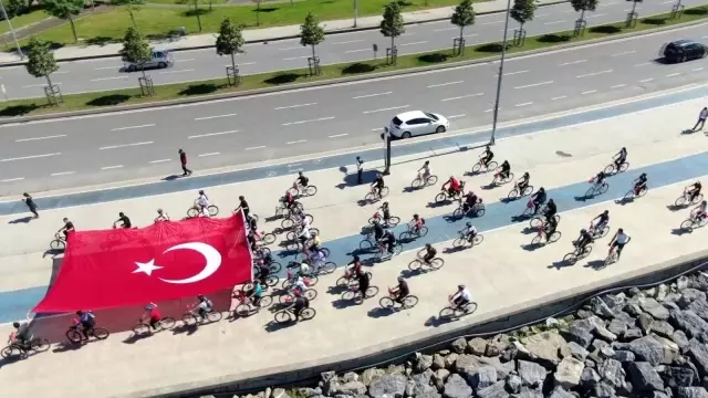 19 Mayıs'ta dev Türk bayraklı bisiklet korteji havadan görüntülendi