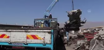 1 Mayıs: ABD, Afganistan'da istenmeyen teçhizatı ya çöpe atıyor ya da hurdacılara satıyor 1 Mayıs: ABD, Afganistan'da istenmeyen teçhizatı ya çöpe atıyor ya da hurdacılara satıyor
