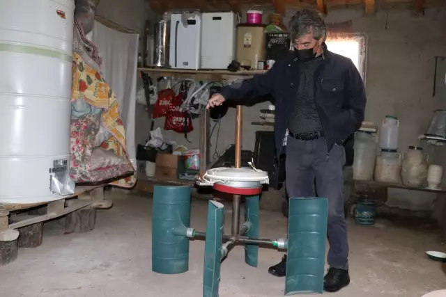 ABD'den Ağrı'daki köyüne dönüp kendi imkanlarıyla yaptığı rüzgar panelinden elektrik üretti ABD'den Ağrı'daki köyüne dönüp kendi imkanlarıyla yaptığı rüzgar panelinden elektrik üretti