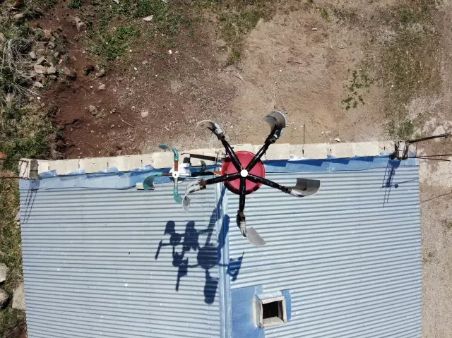 ABD'den Ağrı'daki köyüne dönüp kendi imkanlarıyla yaptığı rüzgar panelinden elektrik üretti ABD'den Ağrı'daki köyüne dönüp kendi imkanlarıyla yaptığı rüzgar panelinden elektrik üretti