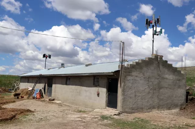 ABD'den Ağrı'daki köyüne dönüp kendi imkanlarıyla yaptığı rüzgar panelinden elektrik üretti ABD'den Ağrı'daki köyüne dönüp kendi imkanlarıyla yaptığı rüzgar panelinden elektrik üretti
