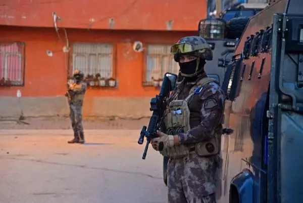 Son dakika haberi | Adana'da DEAŞ ve El Kaide operasyonu: 4 gözaltı (2)- Yeniden Son dakika haberi | Adana'da DEAŞ ve El Kaide operasyonu: 4 gözaltı (2)- Yeniden