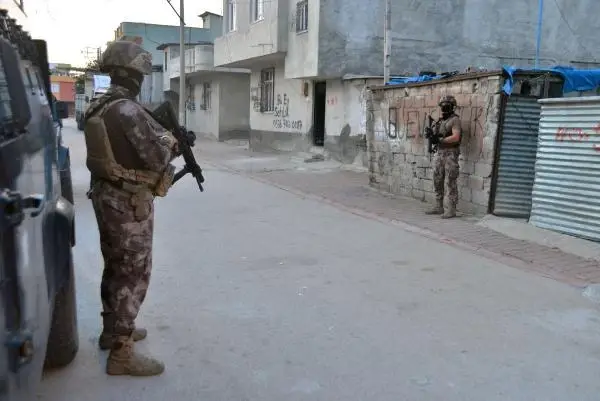 Son dakika haberi | Adana'da DEAŞ ve El Kaide operasyonu: 4 gözaltı (2)- Yeniden Son dakika haberi | Adana'da DEAŞ ve El Kaide operasyonu: 4 gözaltı (2)- Yeniden