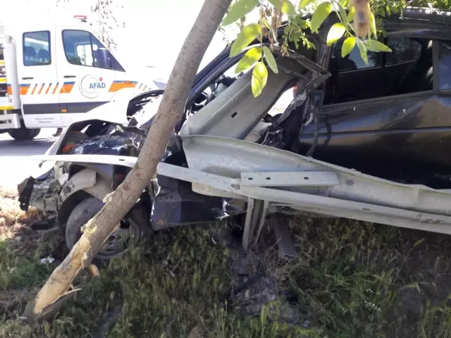 Afyonkarahisar'da bariyerlere çarpan otomobilin sürücüsü öldü Afyonkarahisar'da bariyerlere çarpan otomobilin sürücüsü öldü