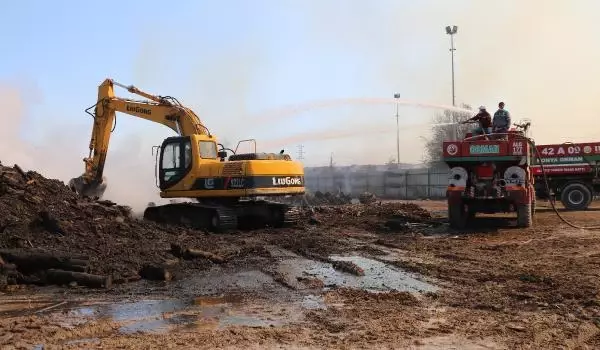 Son dakika! AFYONKARAHİSAR'DAKİ BİYOKÜTLE ENERJİ TESİSİNDE ÇIKAN YANGIN KISMEN KONTROL ALTINA ALINDI Son dakika! AFYONKARAHİSAR'DAKİ BİYOKÜTLE ENERJİ TESİSİNDE ÇIKAN YANGIN KISMEN KONTROL ALTINA ALINDI