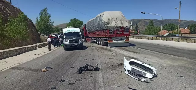AFYONKARAHİSAR - Tır ile hafif ticari araç çarpıştı: 1 ölü