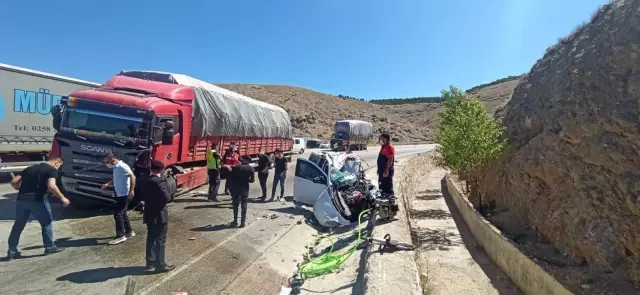 AFYONKARAHİSAR - Tır ile hafif ticari araç çarpıştı: 1 ölü
