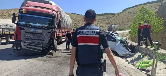 AFYONKARAHİSAR - Tır ile hafif ticari araç çarpıştı: 1 ölü