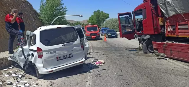 AFYONKARAHİSAR - Tır ile hafif ticari araç çarpıştı: 1 ölü