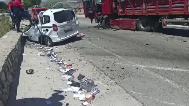AFYONKARAHİSAR - Tır ile hafif ticari araç çarpıştı: 1 ölü
