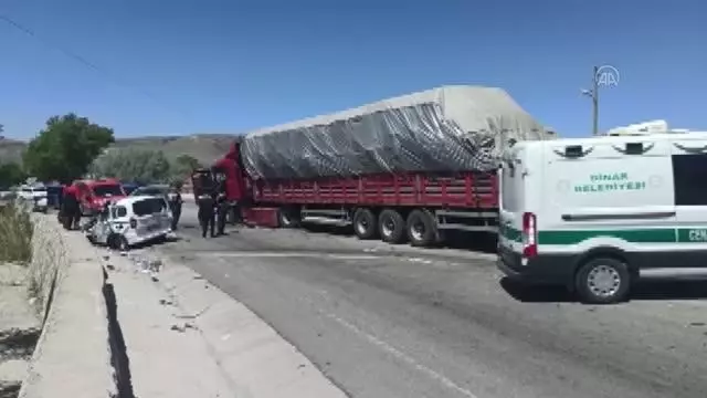 AFYONKARAHİSAR - Tır ile hafif ticari araç çarpıştı: 1 ölü