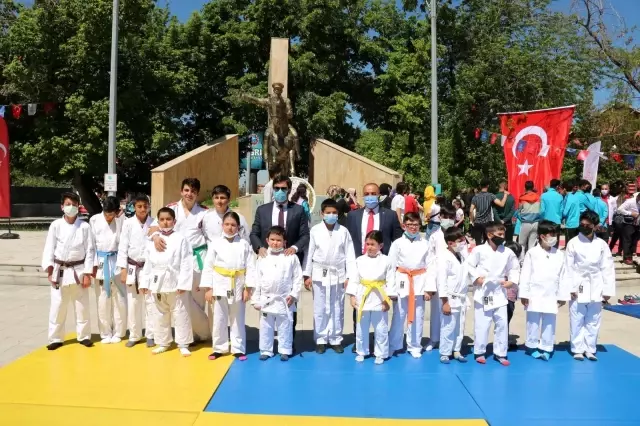 Ağrı'da 19 Mayıs Atatürk'ü Anma, Gençlik ve Spor Bayramı kutlandı Ağrı'da 19 Mayıs Atatürk'ü Anma, Gençlik ve Spor Bayramı kutlandı